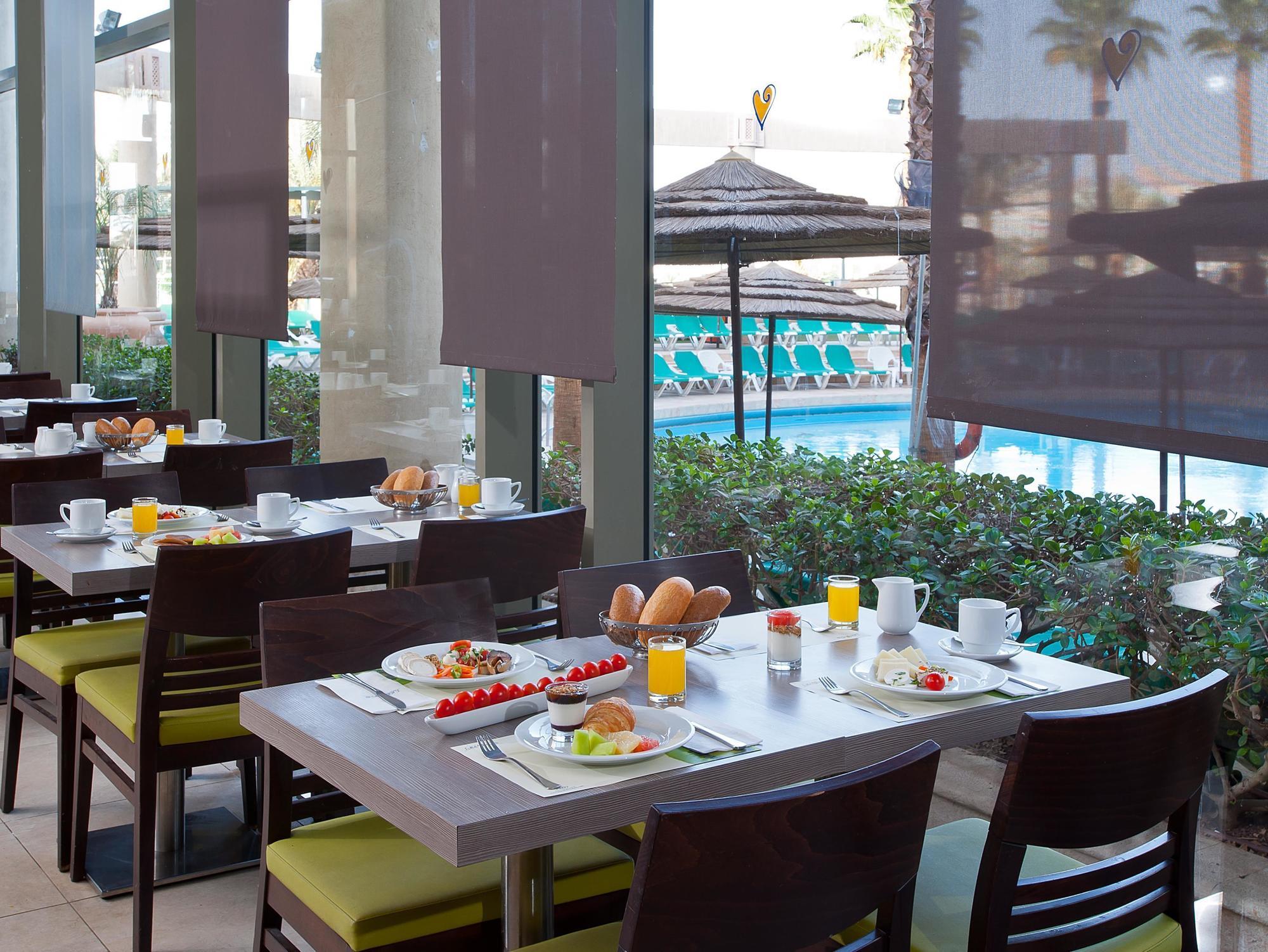 U Magic Palace Eilat Exterior foto The buffet at the hotel